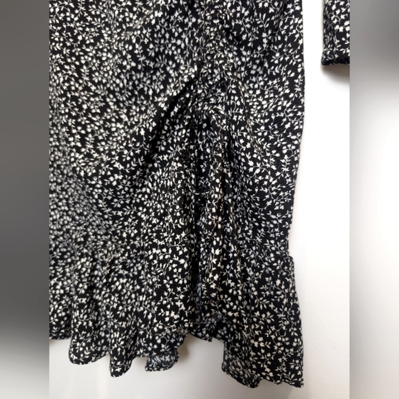 MINKPINK Black White Floral Mock Neck Bell Sleeve Ruffle Mini Dress Size Small - Picture 4 of 8